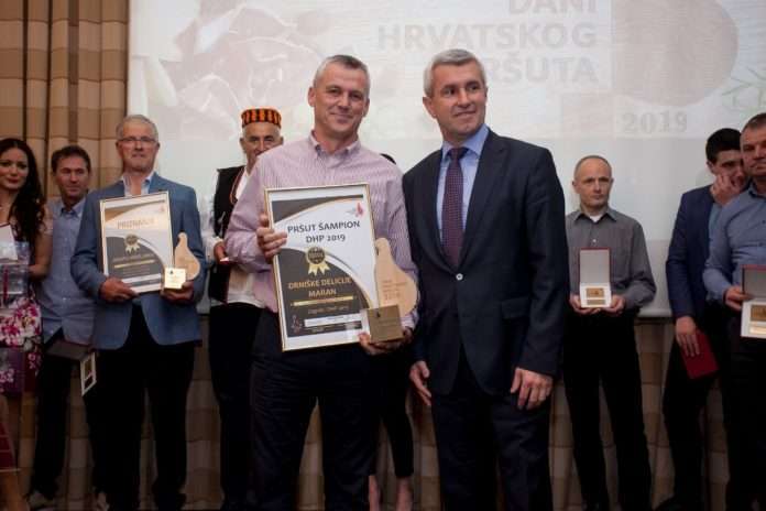 Zoran Ćevid, vlasnik šampionskog pršuta i Tugomir Majdak, državni tajnik u MInistarstvu poljoprivrede