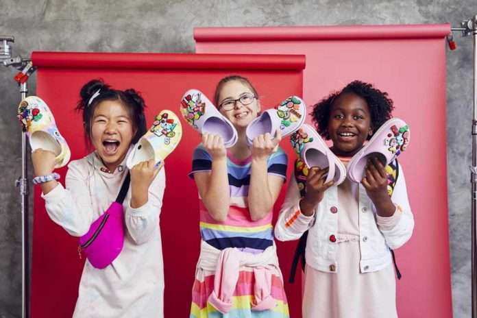 204537-5p8_204537-6gd_205451-94s_crocband_clog_k_jibbitz_classic_tie_dye_graphic_clog_k_jibbitz_back-to-school_fh20_of_group_0091