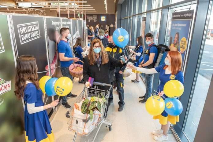 Podjela besplatnih krafni, kave, bombona i balona