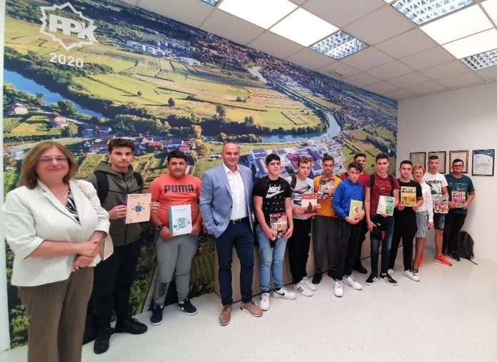 Član Uprave PPK d.d. Robert Filipović, ravnateljica MIOŠ Karlovac Snježana Erdeljac i profesorica Jasmina Košutić na dodjeli udžbenika stipendistima