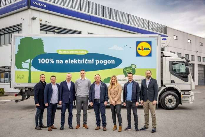 Predstavnici Lidla, Volva i Djina ispred elektricnog kamiona