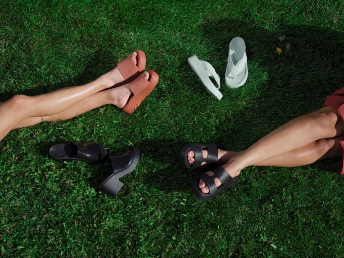 S1_2024_Style-Sandals_Knee-Down_Group_07059