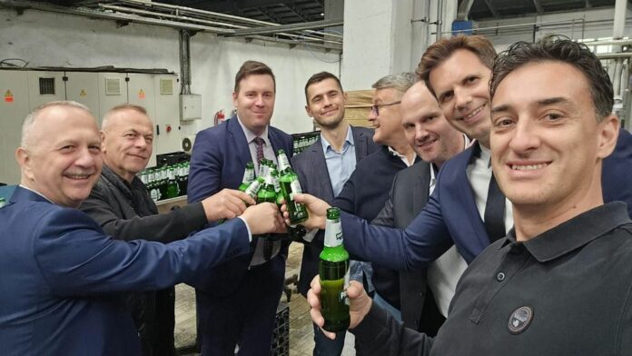 Samir Zahirović, Rifet Mujnović (direktor proizvodnje Bihaćke p.), Fabijan Štulina, Stefan Stanić, Svjetlan Stanić, Ivan Bacci, Ivan Čevra, predsjednik uprave Stanić
