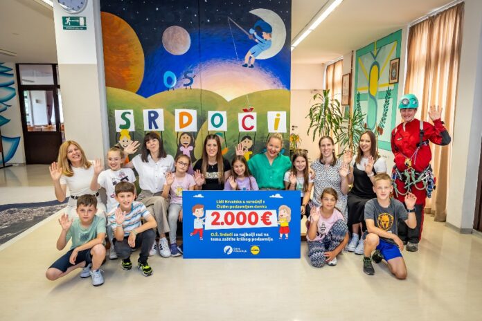 Marina Dijakovic, Eva Fucak, uciteljice i ucenici OS Srdoci