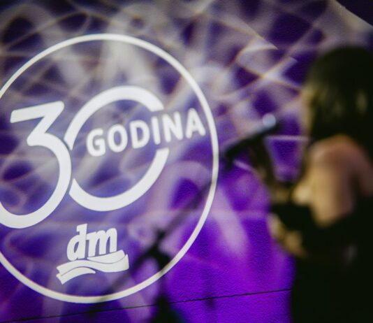 dm okuplja pojedince i organizacije s ciljem stvaranja povezanije i održivije zajednice